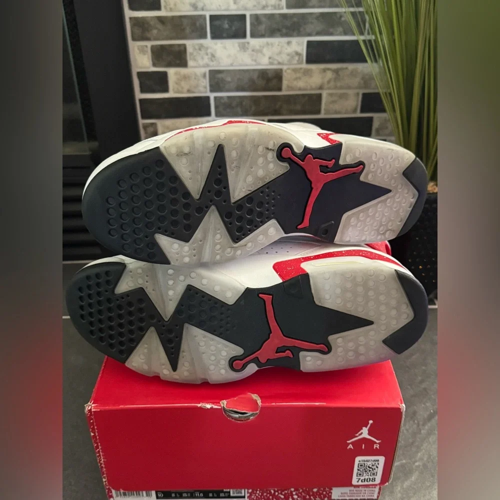 10 Air Jordan Retro White and Red High-Top Basketball Sneakers - Picture 4 of 7